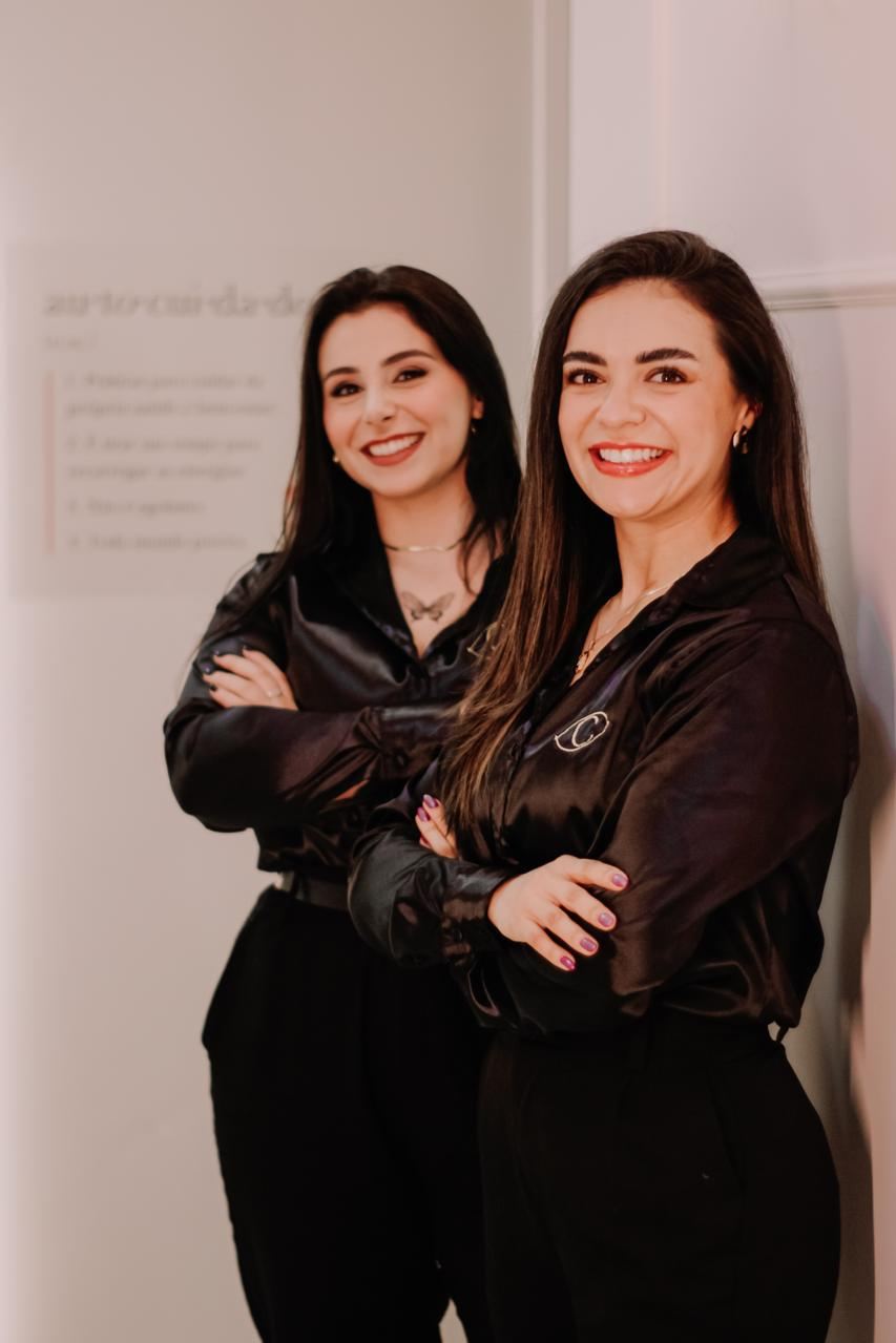 Carla e Nathalia, do Studio Carla Carvalho, no espaço da clínica