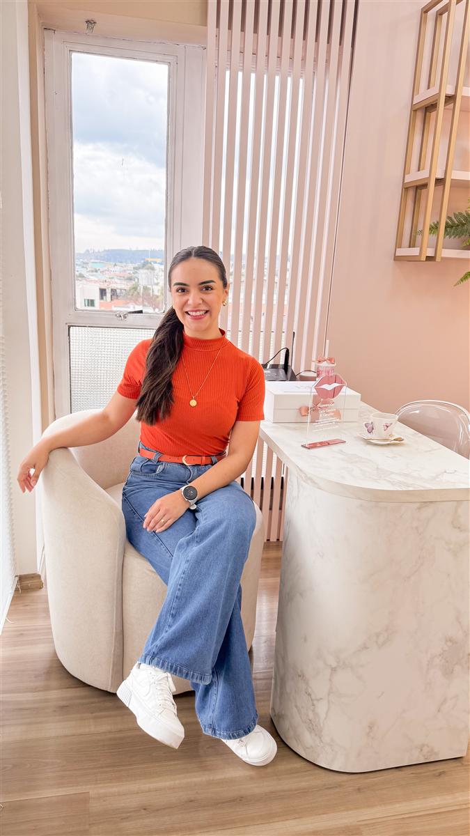 Carla Carvalho na sala da Bruna Nycole, na BN Clinic